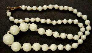 Perlenkette in Gablonz hergestellt. Zum Kriegsende 1945 versteckt, wurden diese Ketten jetzt nach über 60 Jahren wiederentdeckt. Im Orginalzustand belassen. Ein Leckerbissen für Sammler oder als Fundgrube für die Schmuckgestaltung.