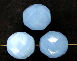 facettierte Glasperlen,
 hellblauopal,
 hergestellt in Gablonz / Böhmen