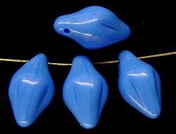 Glasperlen hellblau
 in den 1940/50 Jahren in Gablonz/Böhmen hergestellt.
 Die Form ist ähnlich einer geschlossenen Schneeglöckchenblüte.