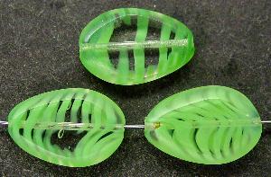 Glasperlen / Table Cut Beads
 geschliffen
 Mischglas grün kristall, Rand mattiert (frostet)