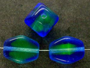 Glasperlen
 Doppelpyramide vierkantig
 blau mit grünem Einschluss
