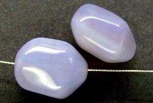 Glasperle Nugget
 opal smokyviolett, 
 hergestellt in Gablonz / Tschechie 