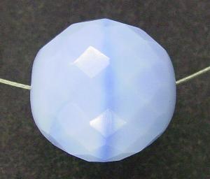 facettierte Glasperlen hellblau opak, hergestellt in Gablonz / Tschechien