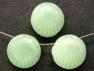 Glasperlen aus Perlettglas 
 in Form einer Venusmuschel,
 in Gablonz/Böhmen um 1930 hergestellt
 beidseitig geprägt