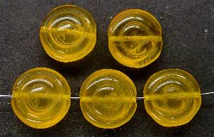 Glasperlen Linse mit eingeprägtem Ornament
 gelb transparent,
 hergestellt in Gablonz / Tschechien
 