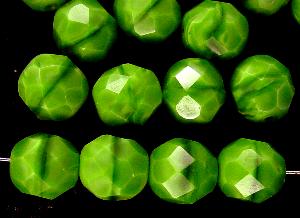 facettierte Glasperlen
 grün Perlettglas,
 hergestellt in Gablonz / Tschechien