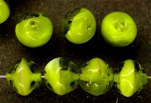Glasperlen Nuggets
 weiß mit olivgrünem Überfang