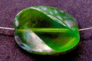 große Glasperle / Table Cut Bead
 geschliffen grün transp. mit picasso finish,
 hergestellt in Gablonz Tschechien