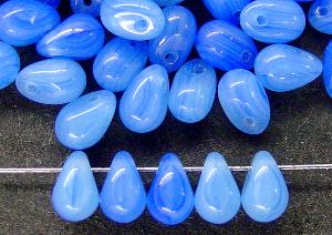 Glasperlen Tropfen,  Alabasterglas hellblau marmoriert, hergestellt in Gablonz / Tschechien
