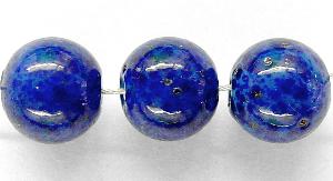 Wickelglasperle in blau
 mit winzigen aufgeschmolzenen Goldstone (aventurin) Stückchen
 um 1940 in Böhmen von Hand gefertigt