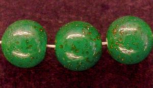 Wickelglasperle in alabaster grün
 mit winzigen aufgeschmolzenen Goldstone (aventurin) Stückchen
 um 1940 in Böhmen von Hand gefertigt