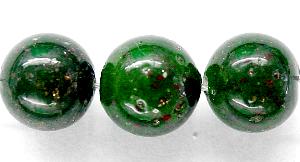 Wickelglasperle in grün
 mit winzigen aufgeschmolzenen Goldstone (aventurin) Stückchen
 um 1940 in Böhmen von Hand gefertigt