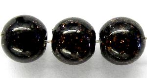 Wickelglasperle in schwarz
 mit winzigen aufgeschmolzenen Goldstone (aventurin) Stückchen
 um 1940 in Böhmen von Hand gefertigt