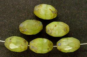 geschliffene Oliven Perlettglas hellgrün mit picasso finish, hergestellt in Gablonz / Tschechien