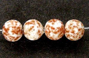 Wickelglasperle in weiß
 mit winzigen aufgeschmolzenen Goldstone (aventurin) Stückchen
 um 1940 in Böhmen von Hand gefertigt