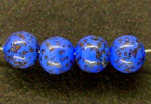 Wickelglasperle in blau
 mit winzigen aufgeschmolzenen Goldstone (aventurin) Stückchen
 um 1940 in Böhmen von Hand gefertigt