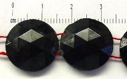 Glasperlen Scheiben schwarz opak, um 1920 in Gablonz/Böhmen hergestellt, Oberseite mit facetten Prägung