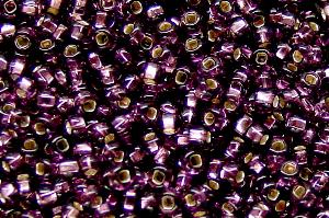Rocailles von Preciosa Ornella Tschechien,
 violett mit Silbereinzug