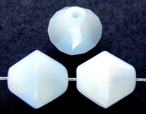 geschliffene Glasperlen
 weiß hellblau opak,
 hergestellt in Gablonz / Tschechien