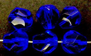 geschliffene Glasperlen
 blau