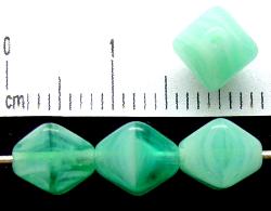 Glasperlen Doppelpyramide vierkantig
 Mischglas grün weiß meliert,
 hergestellt in Gablonz / Tschechien