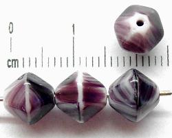 Glasperlen
 Doppelpyramide sechskantig
 violett weiß meliert