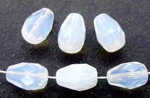 facettierte Glasperlen
 tropfenform,
 opal milchweiß
 hergestellt in Gablonz / Tschechien