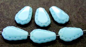 Glasperlen / Table Cut Beads
 geschliffen,
 hellblau opak Rand mattiert (frostet),
 nach alten Vorlagen aus den 1930/40 Jahren neu in Gablonz / Tschechien gefertigt