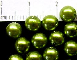 Glasperlen
 mit Wachsüberzug grün metallic, hergestellt in Gablonz / Tschechien