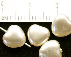 Glasperlen Herzen
 mit Wachsüberzug perlmutt,
 hergestellt in Gablonz Tschechien