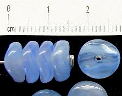Glasperlen Scheibe gewellt 
 hellblau marmoriert,
 hergestellt in Gablonz / Tschechien
