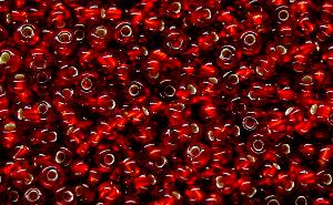 Rocailles von Ornella Preciosa Tschechien,
 rot mit Silbereinzug