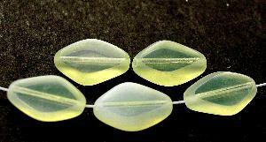 Glasperlen / Table Cut Beads
 geschliffen / Opalglas moonstone
 Rand mattiert (frostet)
 hergestellt in Gablonz / Tschechien