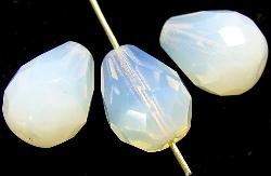 facettierte Tropfen 
 milchweiß opal,
 hergestellt in Gablonz / Tschechien