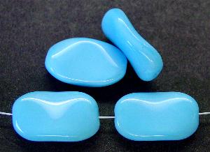 Glasperlen
 abgerundete Rechtecke
 leicht gewellt
 türkisblau