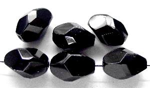 geschliffene Glasperlen
 schwarz opak,
 hergestellt in Gablonz / Tschechien