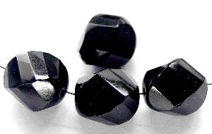 geschliffene Glasperlen
 schwarz,
 hergestellt in Gablonz / Tschechien