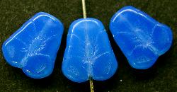 Glasperlen Blüten 
 alabaster blau,
 hergestellt in Gablonz / Tschechien