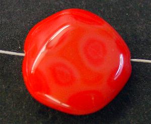 Glasperle Nugget
 rot opak,
 hergestellt in Gablonz / Tschechien