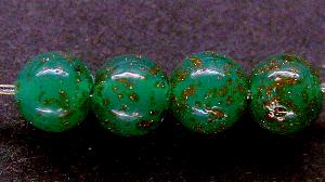 Wickelglasperle in smaragdgrün
 mit winzigen aufgeschmolzenen Goldstone (aventurin) Stückchen
 um 1940 in Böhmen von Hand gefertigt