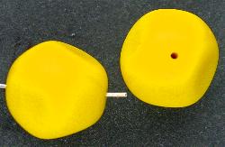 Glasperle Nugget 
 gelb mattiert (frostet)