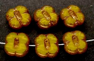 Glasperlen / Table Cut Beads
 geschliffen Perlettglas gelb,
 Rand mit Bronzeauflage,
 hergestellt in Gablonz / Tschechien