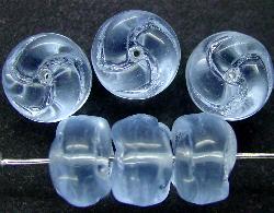 Glasperlen in Knotenform,  
 aqua transp.,  
 nach alten Vorlagen aus den 1950/60 Jahren in Gablonz Tschechien neu gefertigt