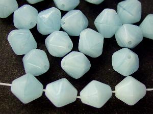 Glasperlen
 Doppelpyramide sechskantig
 iceblue opak,
 hergestellt in Gablonz / Tschechien