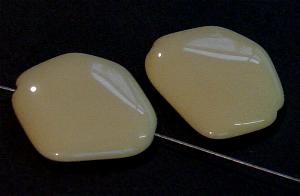 Glasperle Nugget
 beige opak, 
 hergestellt in Gablonz / Tschechien