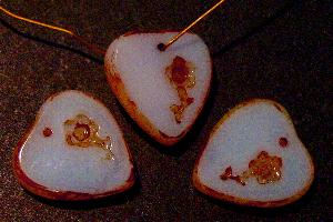 Glasperlen / Table Cut Beads
 Herzen geschliffen mit eingeprägter Blume
 rosaopal mit Travertin-Veredelung 