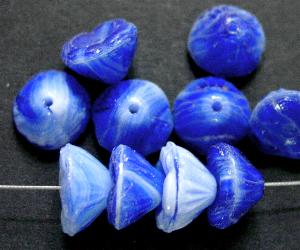Glasperlen in den 1920/30 Jahren in Gablonz/Böhmen hergestellt,
 Blüten hellblau weiß