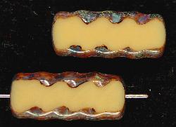 Glasperlen / Table Cut Beads
 geschliffen
 beige opak mit picasso finish,
 hergestellt in Gablonz Tschechien