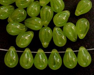 Glasperlen Tropfen olivgrün, hergestellt in Gablonz / Tschechien