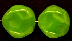 Glasperle Nugget
 Perlettglas grün,
 hergestellt in Gablonz / Tschechien